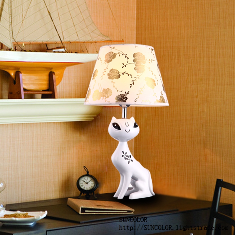 The cat and the animal modeling lamp