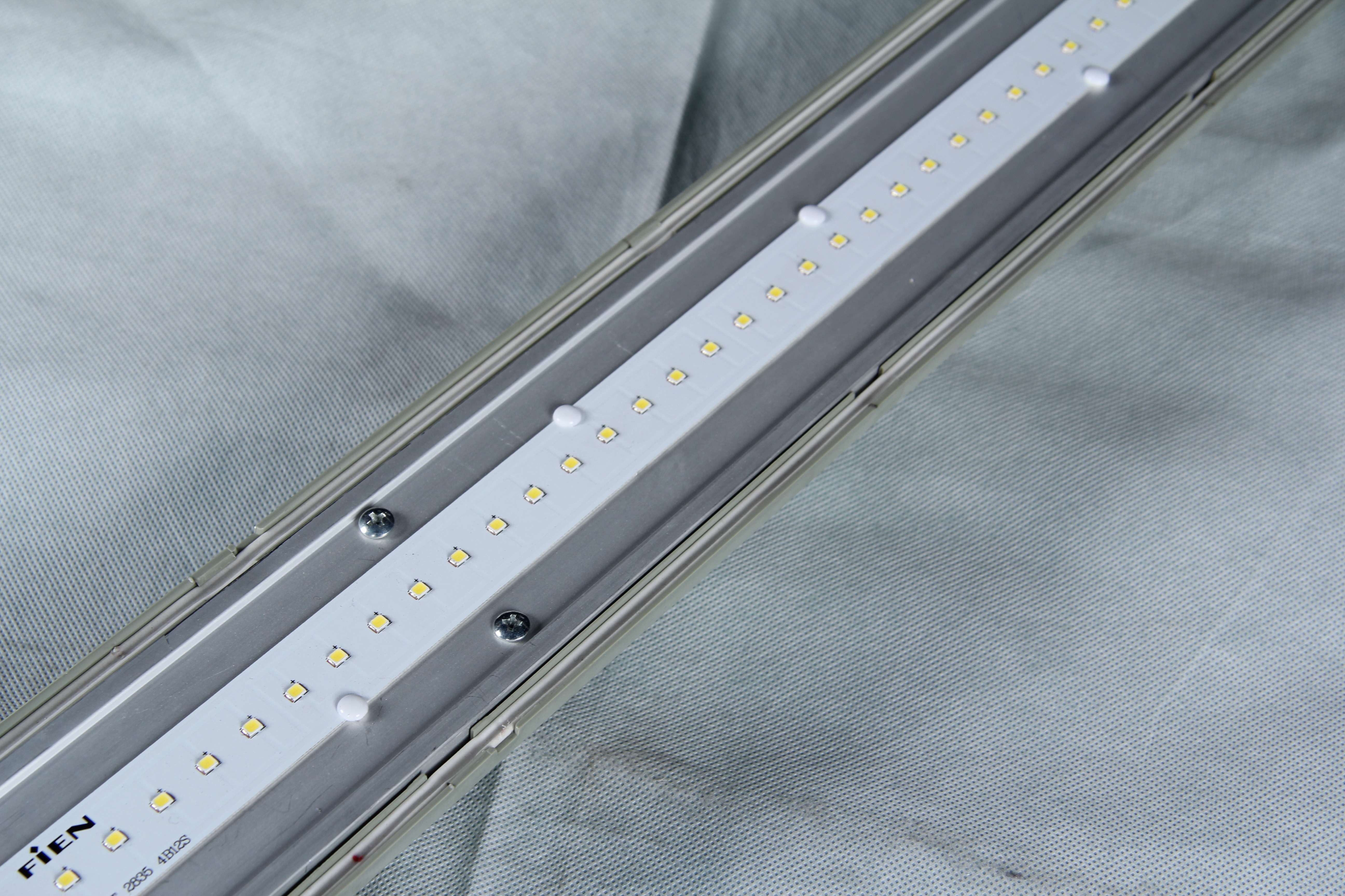 IP65 LED TRI-PROOF LIGHT FIXTURE with clips