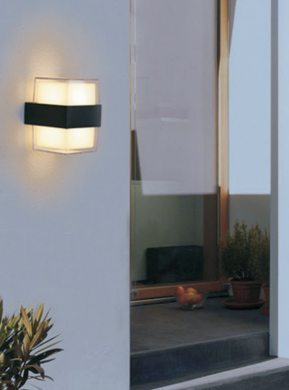 Outdoor wall lamp