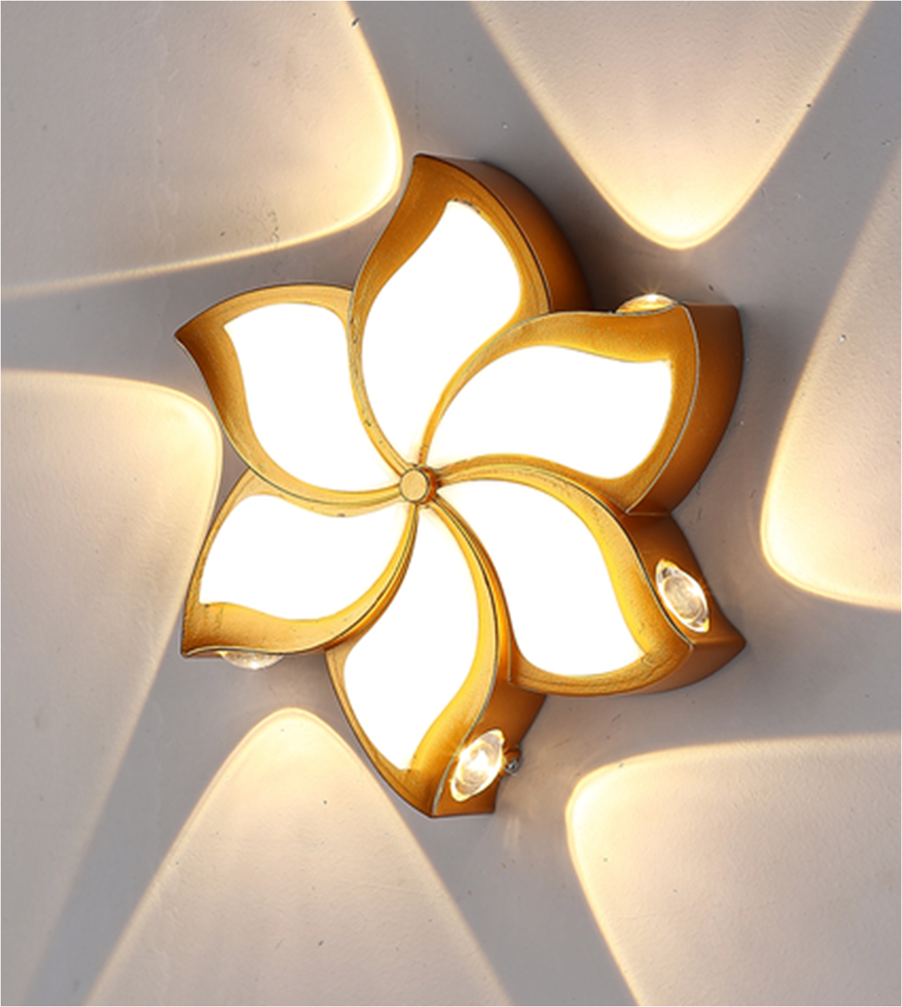 Flower shaped wall lamp