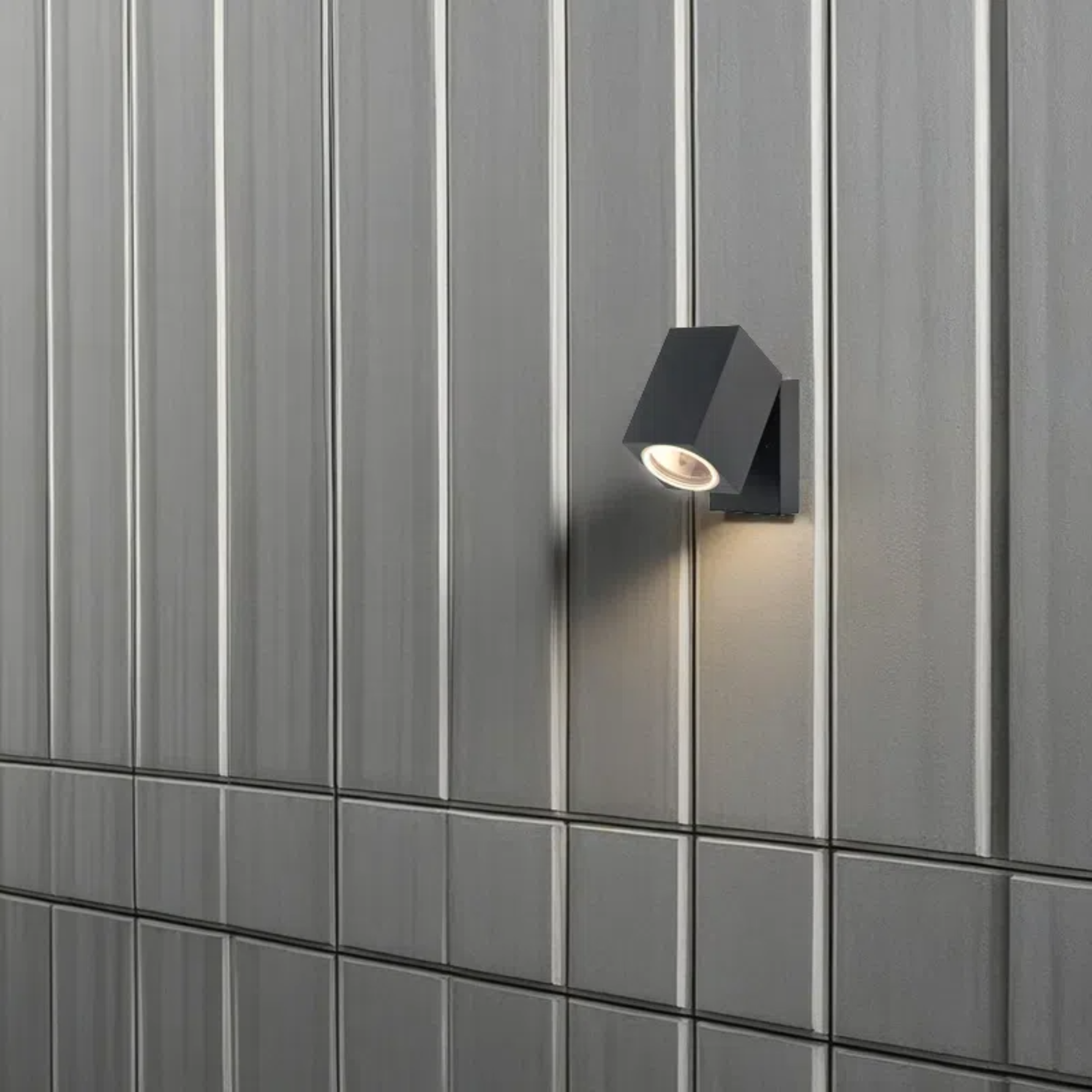 Adjustable outdoor wall lamp